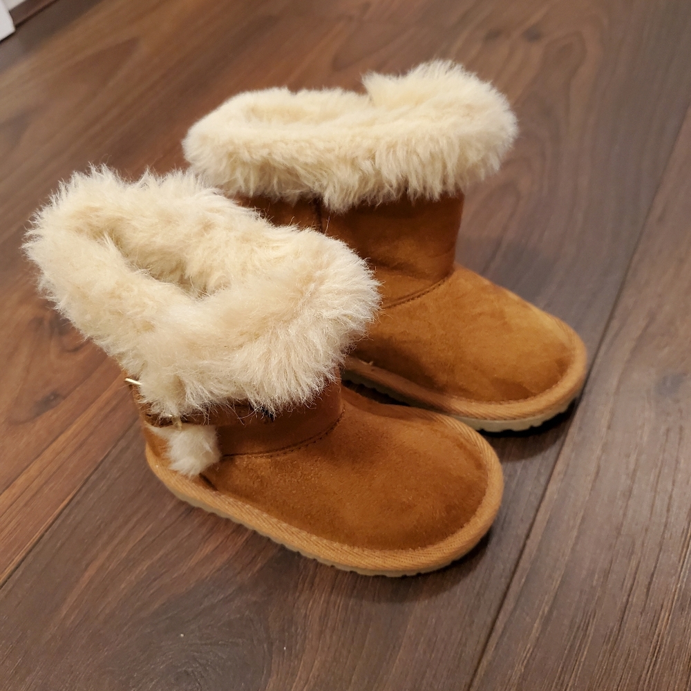 The Children's Place size 5 tan boots